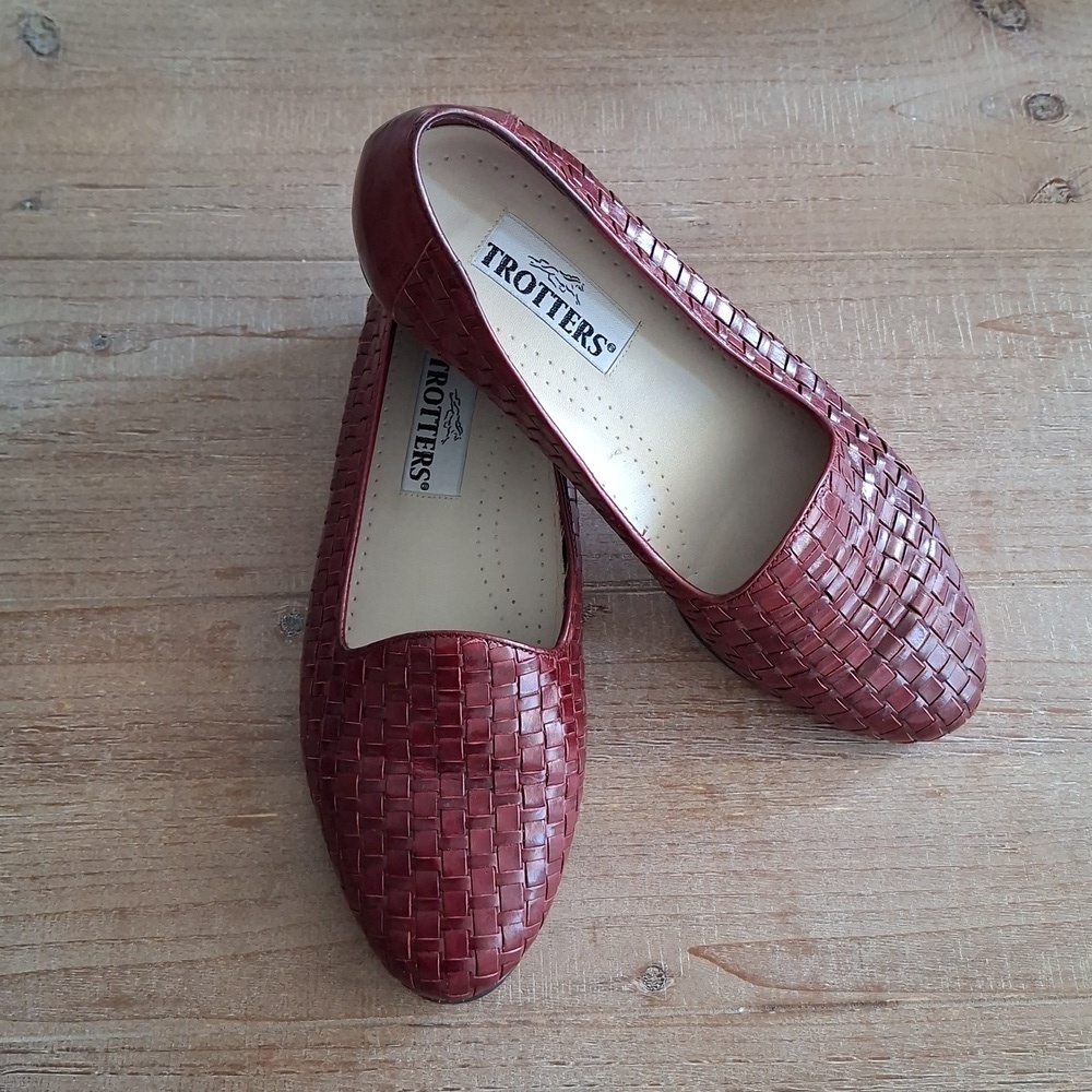 Trotters Women's "Liz" Burgundy/Red Woven Slip-on Leather Loafer (Size US 9.5WW)